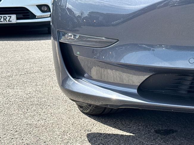 TESLA Model 3 Photo 22