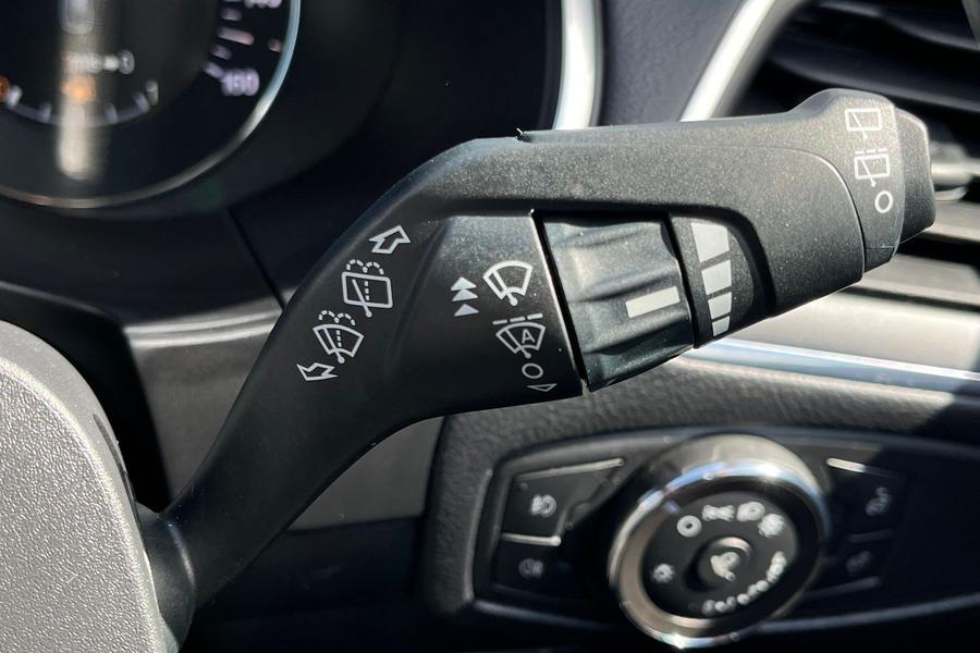 Ford Galaxy Photo autoimg-bfaeea29cf54be9149f2e7a17b7dab11de145d51.jpg