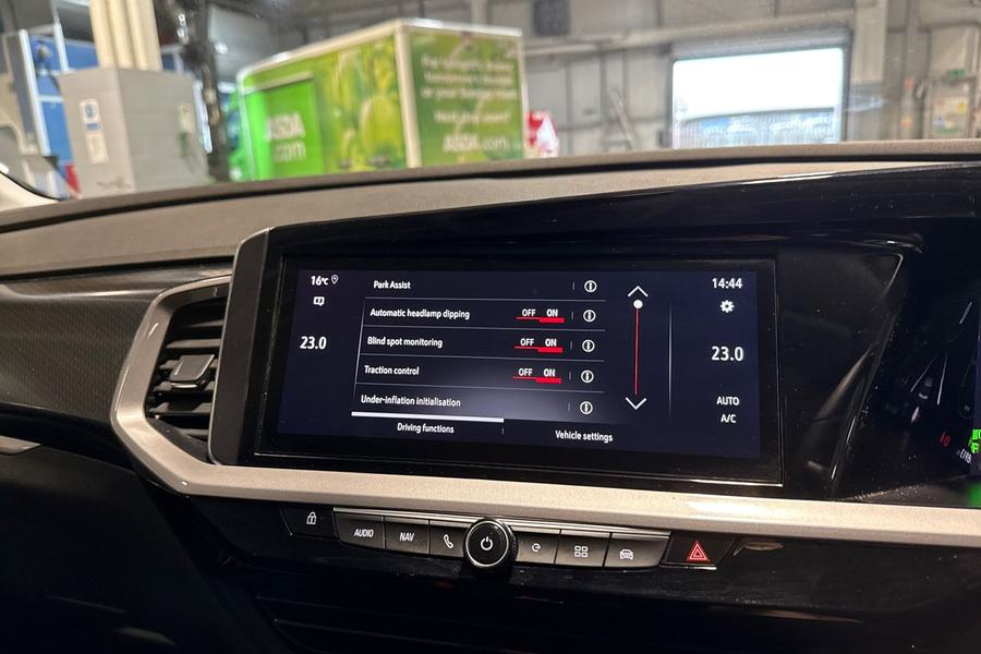 Vauxhall GRANDLAND Photo autoimg-bfb71862daf78ac41e3cf1e19af505aad05b528a.jpg