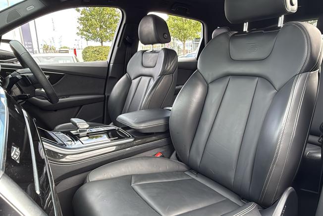 AUDI Q7 Photo 21