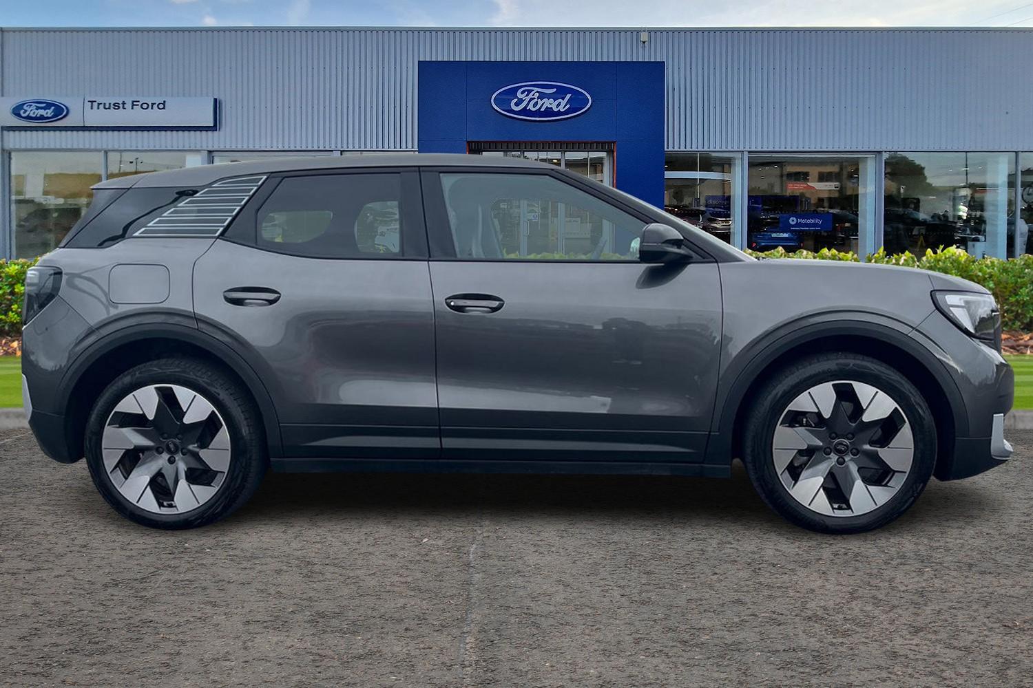 Ford Explorer Photo 2