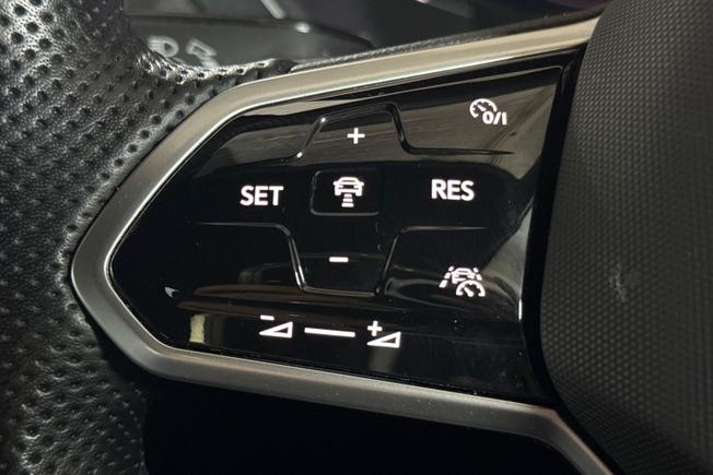 VOLKSWAGEN Tiguan Photo 16