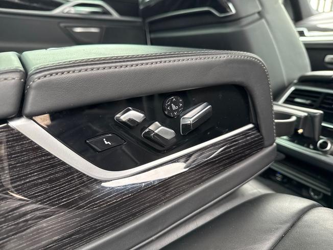 BMW 7 Series Photo 26