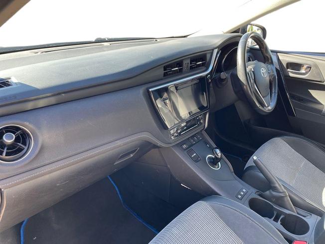 TOYOTA Auris Photo 2