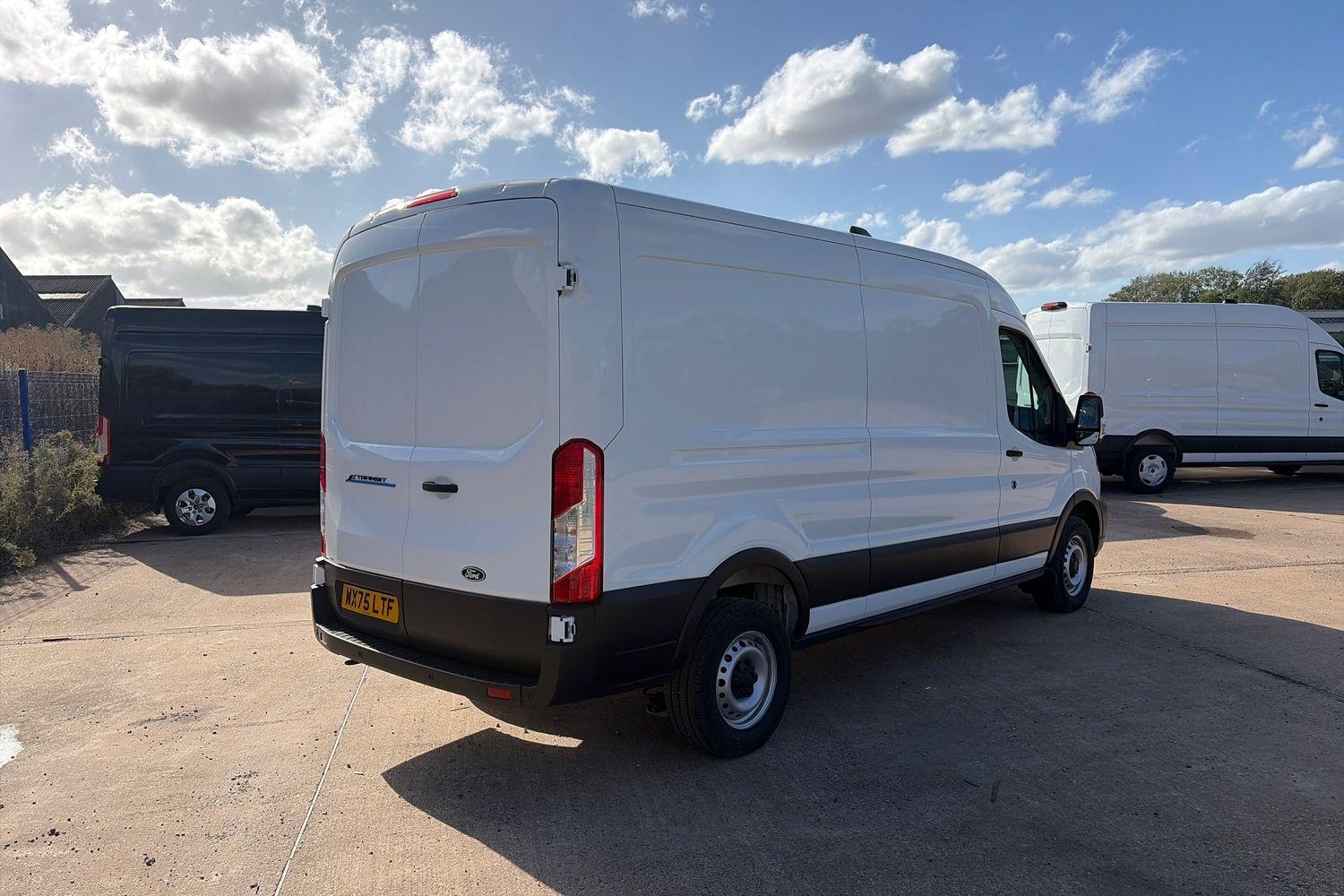Ford E-TRANSIT Photo 22