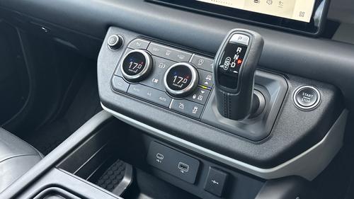 Land Rover Defender Photo autoimg-c07c0327ca6e1a2d55ded897ff30288b8dee5966.jpg