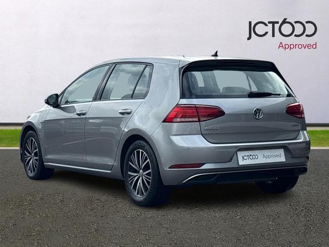 VOLKSWAGEN Golf Photo 3