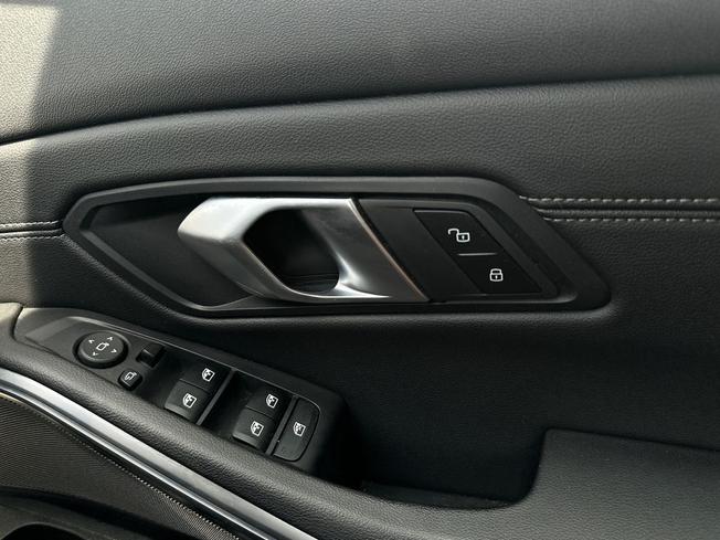 BMW 3 Series Photo 36