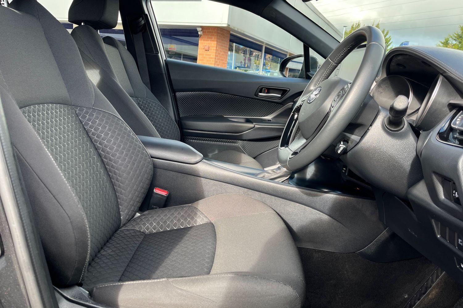 Toyota C-HR Photo 16