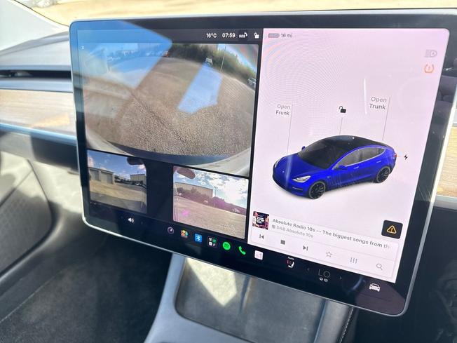 TESLA Model 3 Photo 29