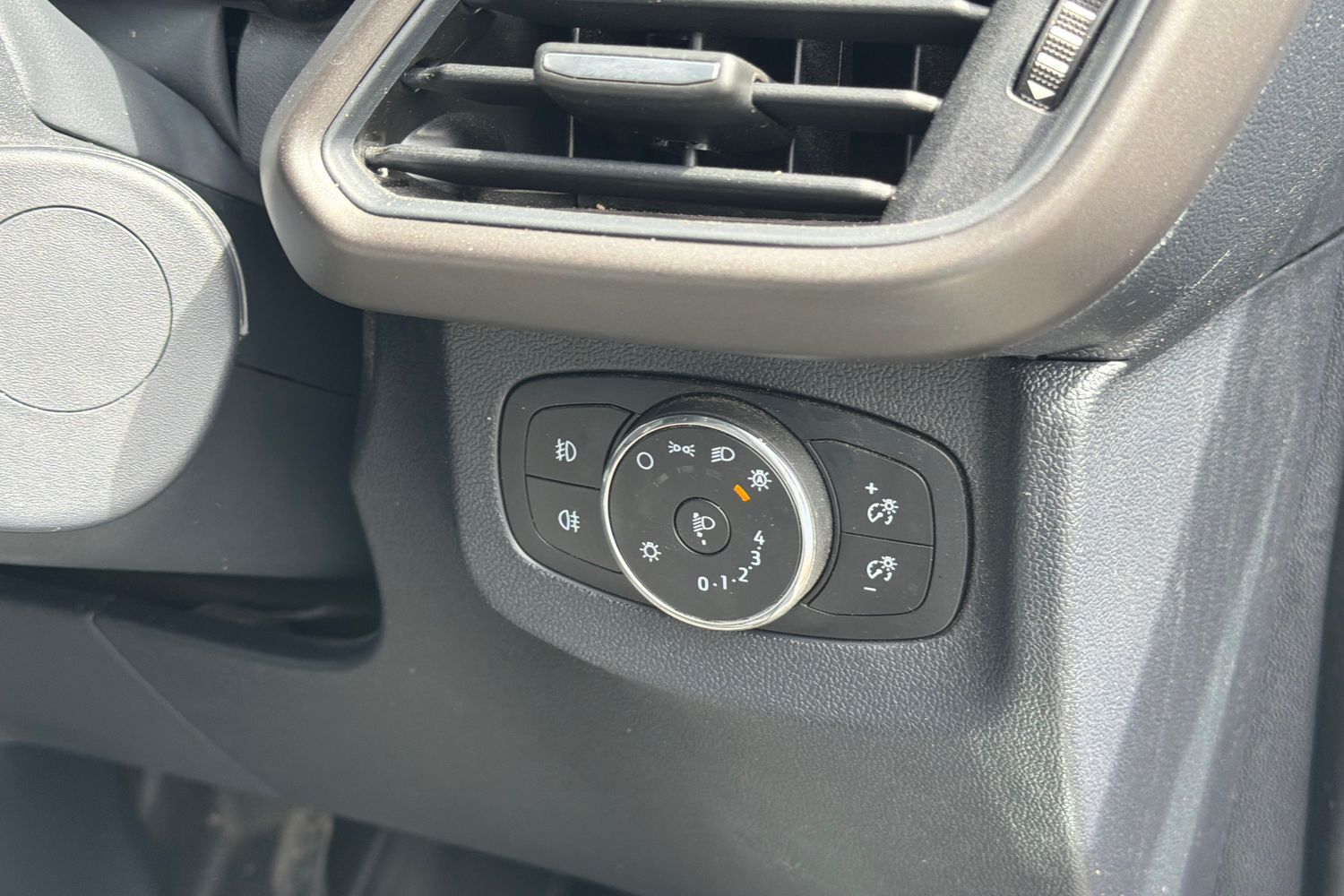 Ford TRANSIT COURIER Photo 16