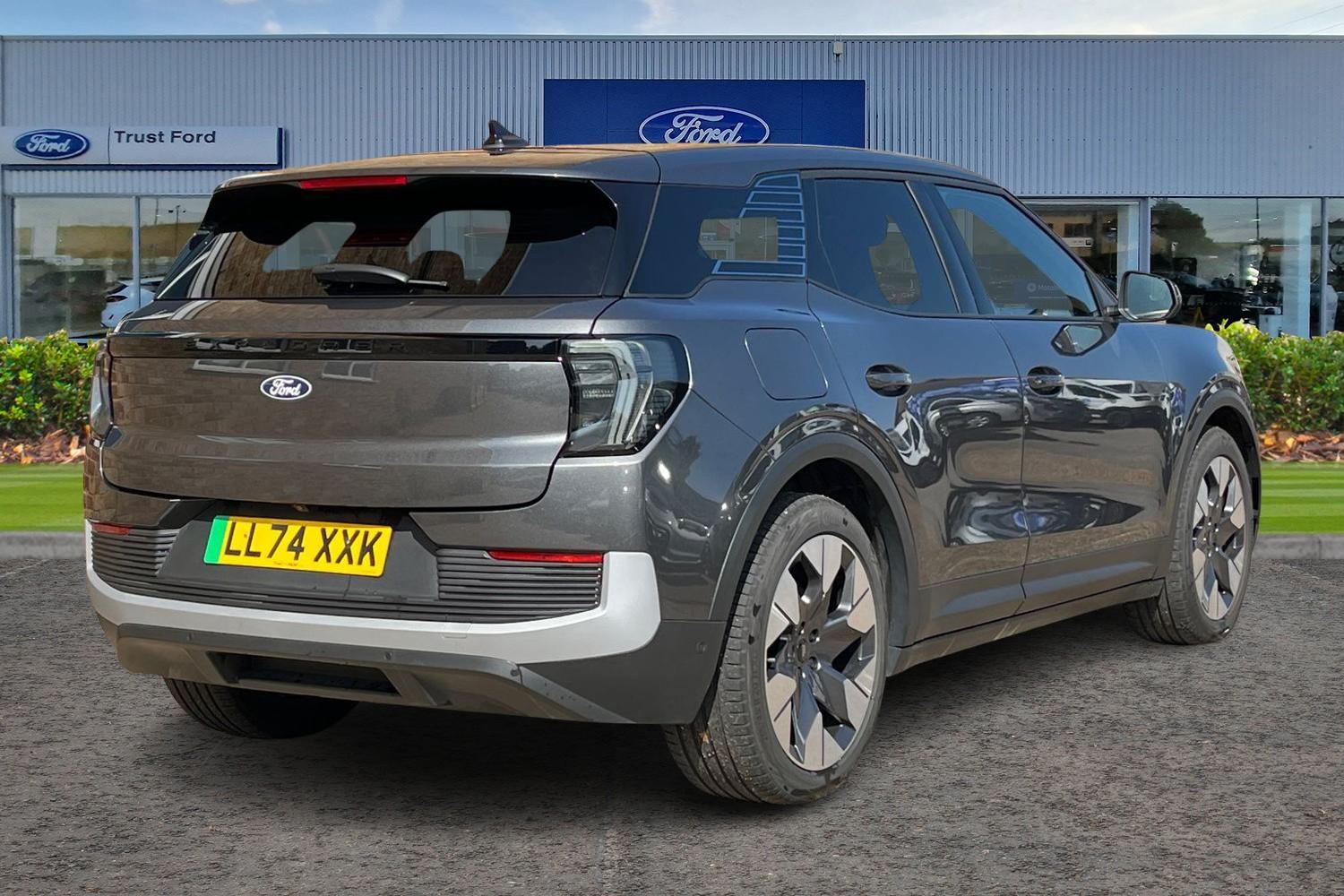 Ford Explorer Photo 3