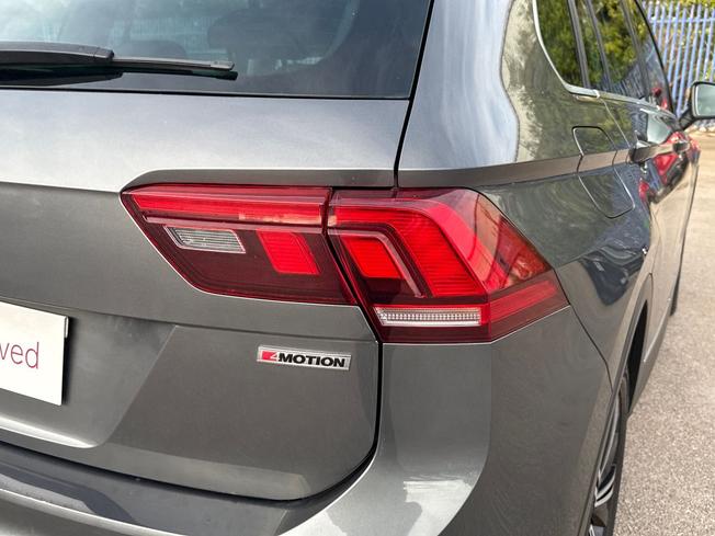 VOLKSWAGEN Tiguan Photo 18
