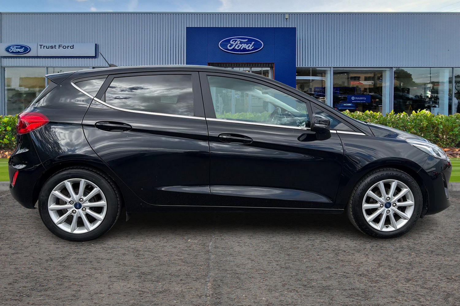 Ford FIESTA Photo 2