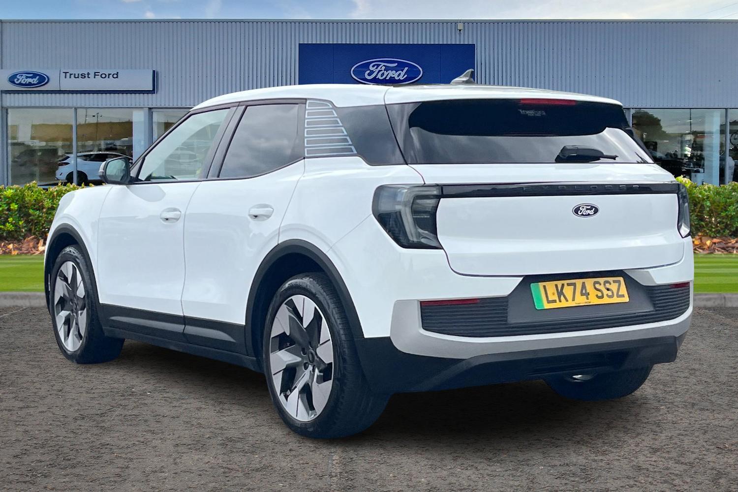 Ford Explorer Photo 1