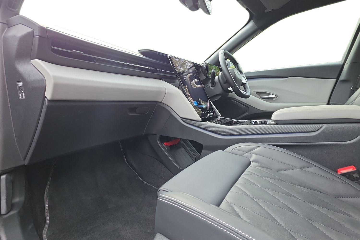 Ford Explorer Photo 2