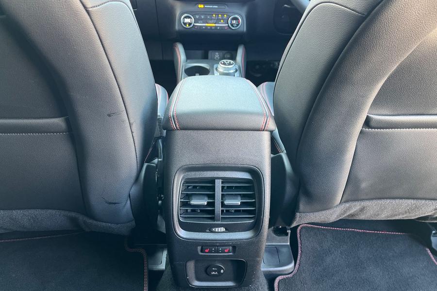 Ford Kuga Photo autoimg-c1554a3f061b3870e6994f68705e4acdfaad3e55.jpg