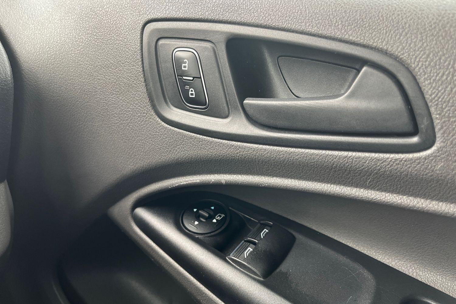 Ford TRANSIT CONNECT Photo 17