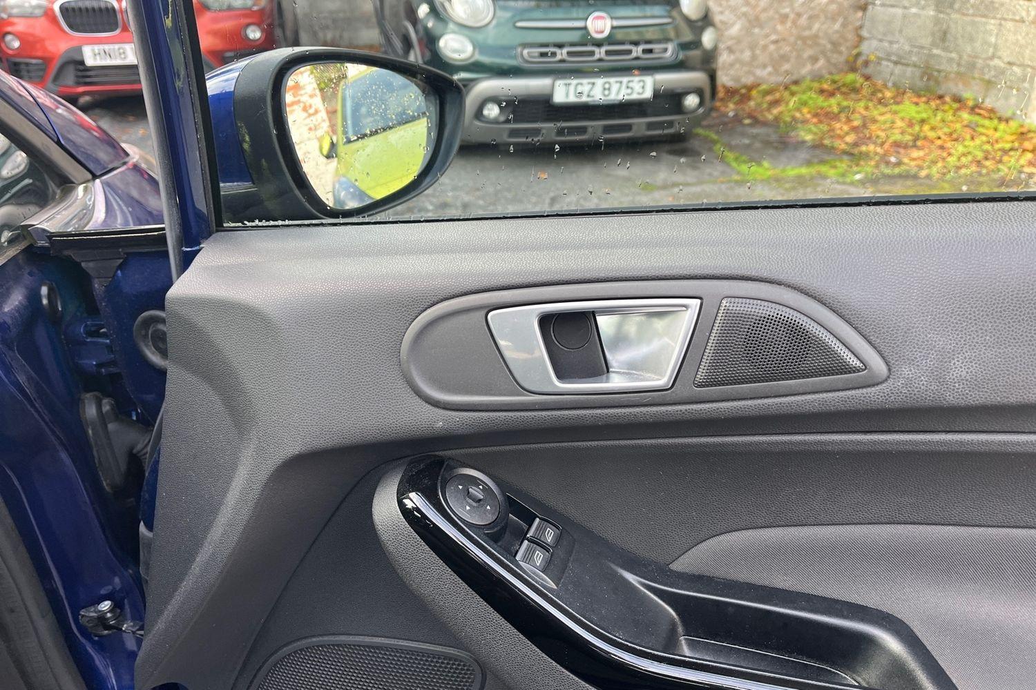 Ford FIESTA Photo 23