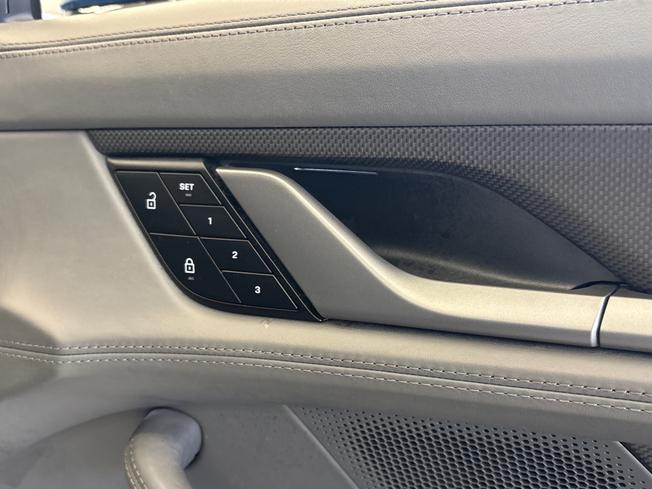 PORSCHE Taycan Photo 36