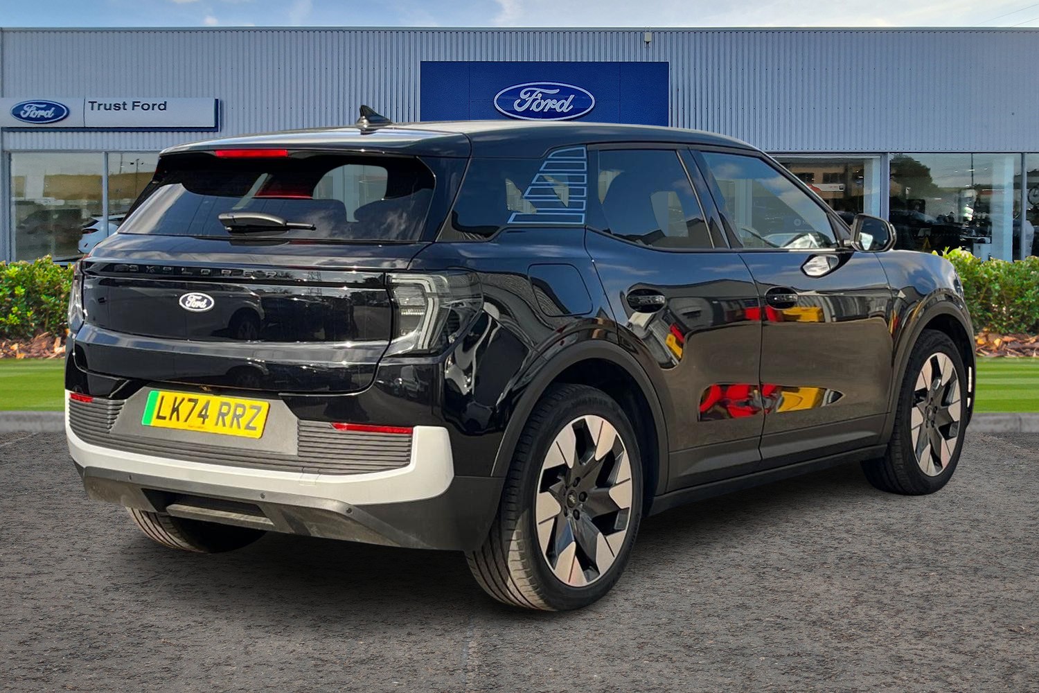 Ford Explorer Photo 3
