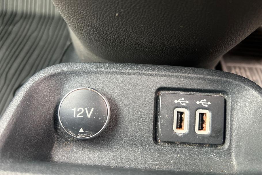 Used FORD TRANSIT CONNECT HR19NKT 30