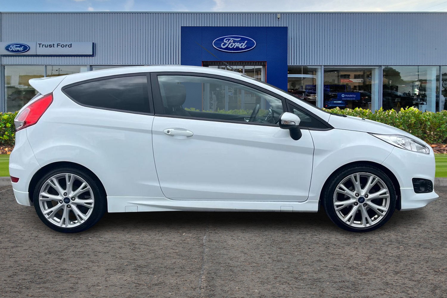 Ford FIESTA Photo 2