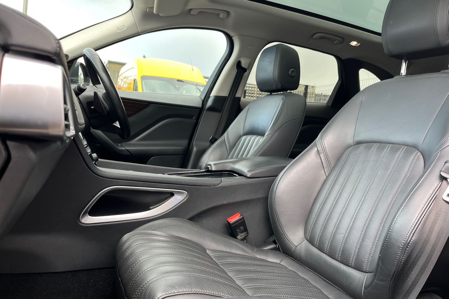 Jaguar F-PACE Photo 18