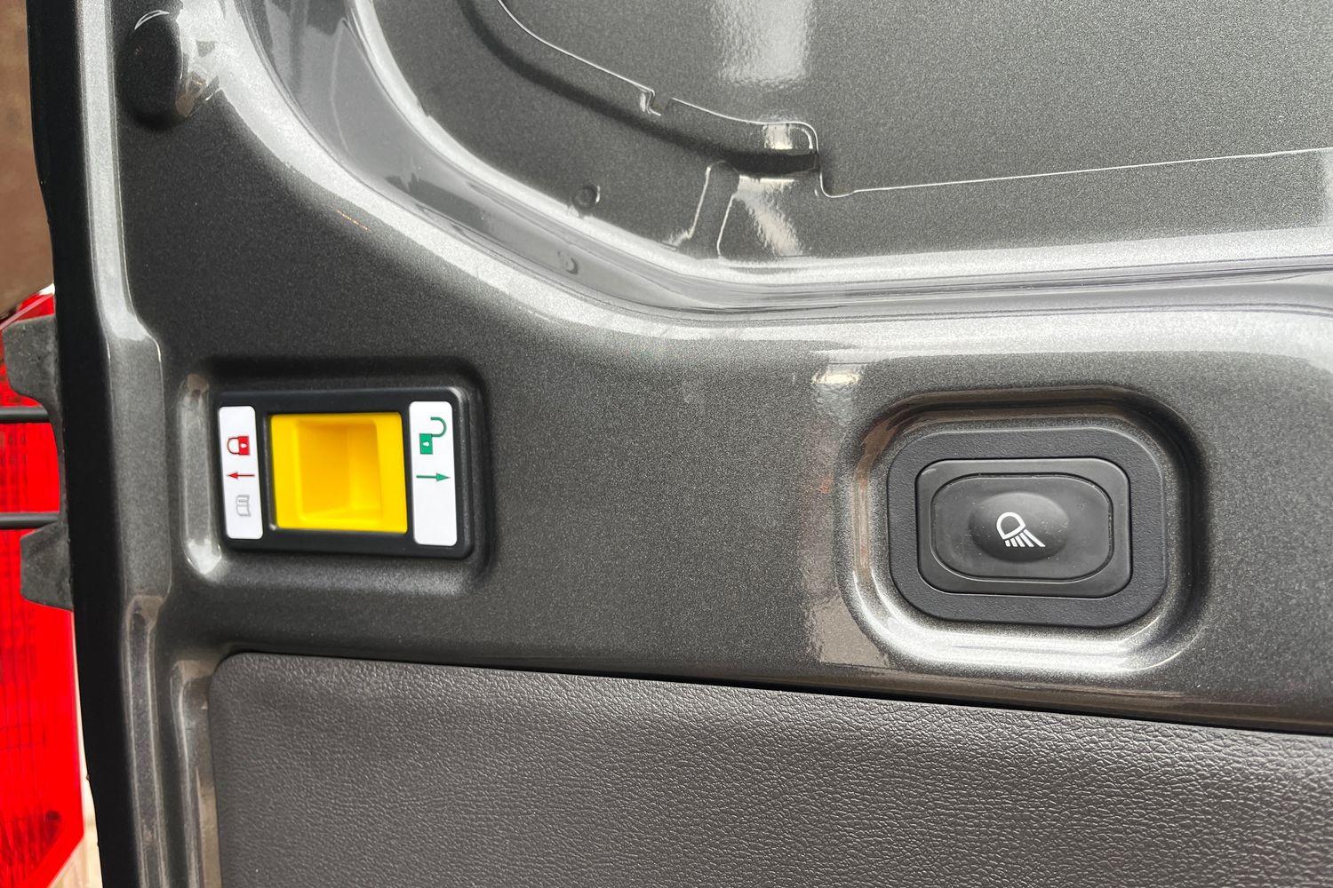 Ford E-TRANSIT Photo 14