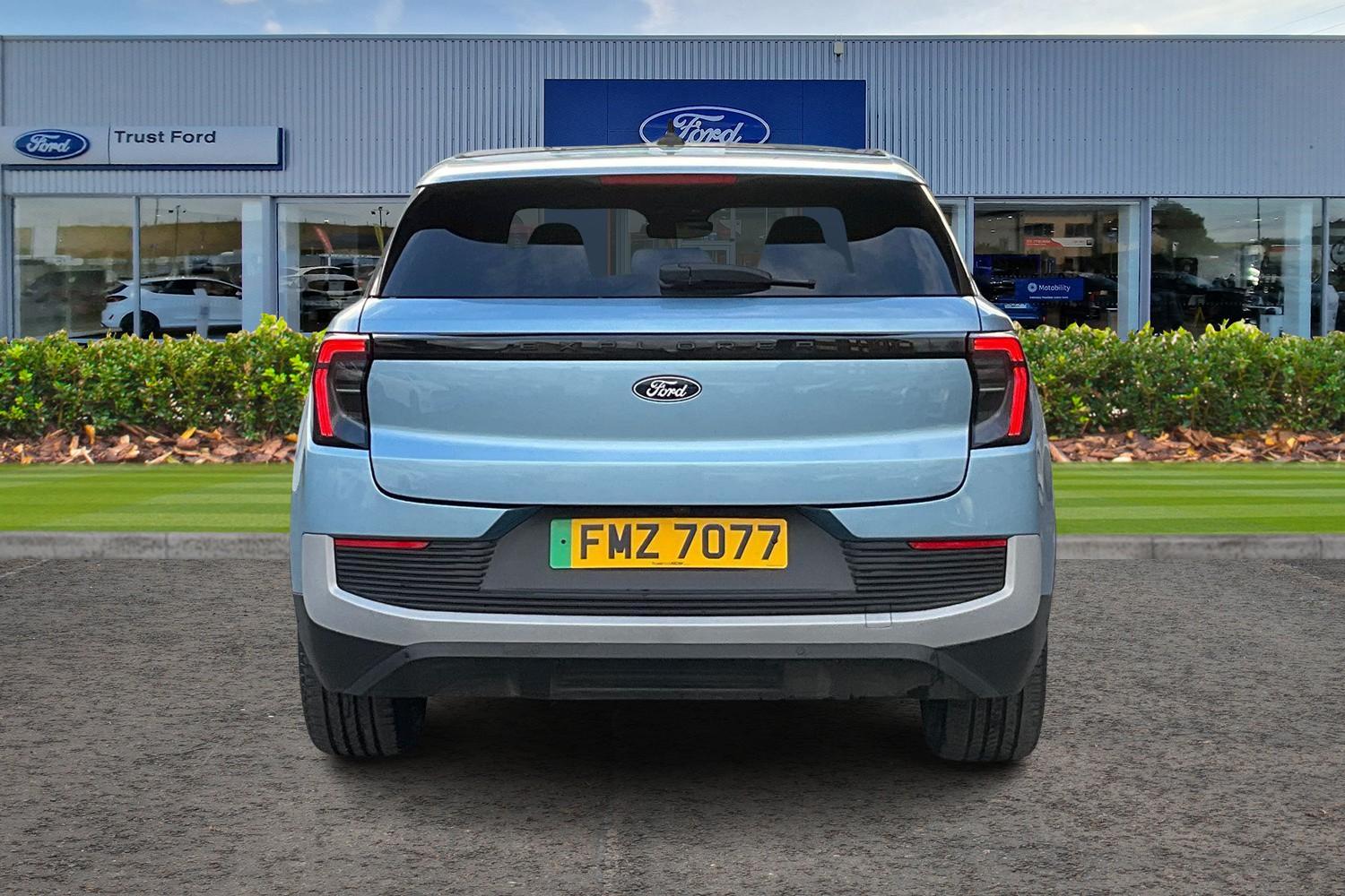 Ford Explorer Photo 6