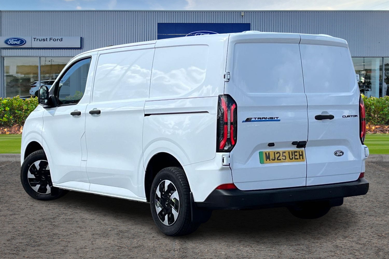 Ford E-TRANSIT CUSTOM Photo 1