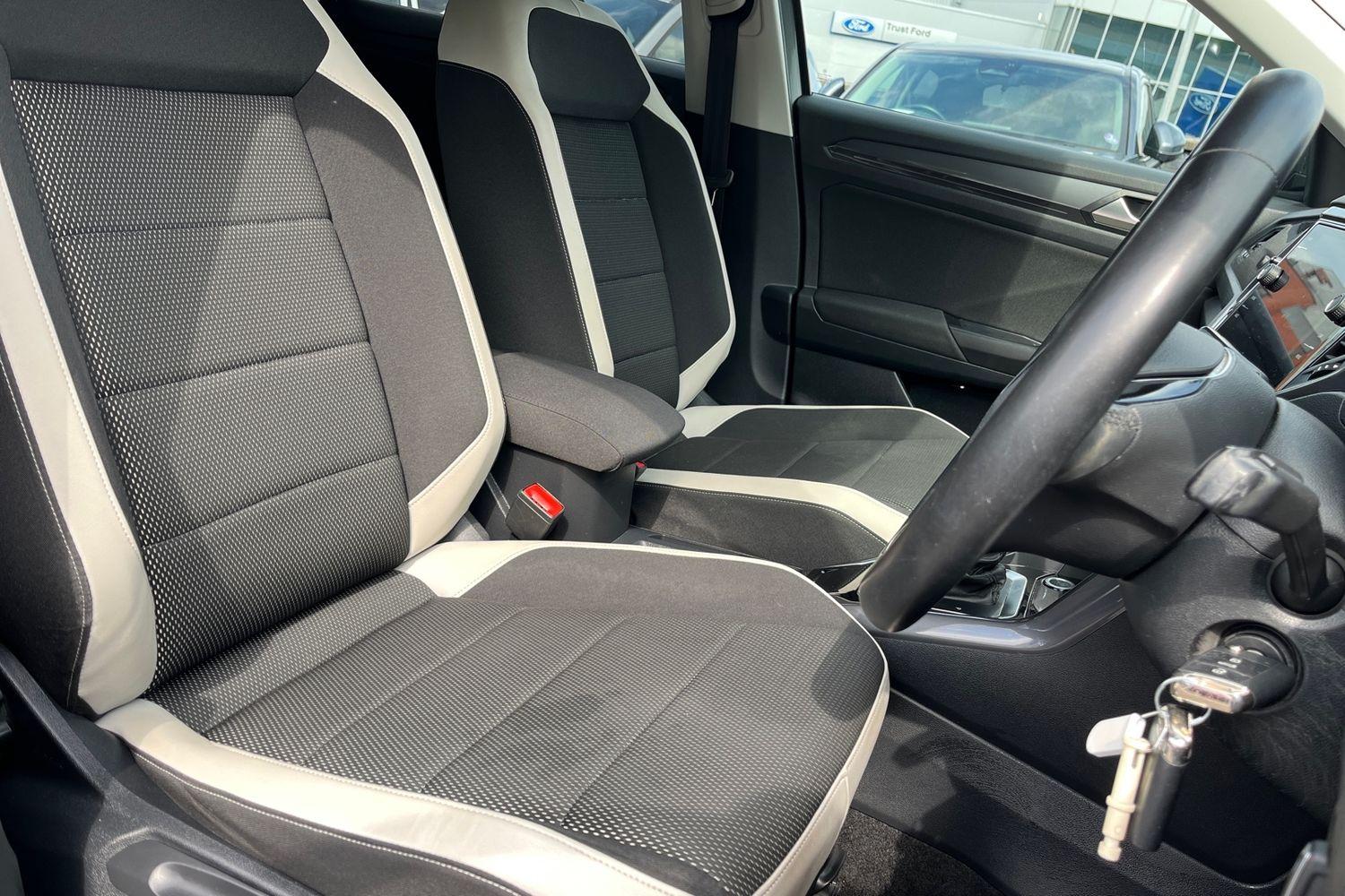 Volkswagen T-Roc Photo 16