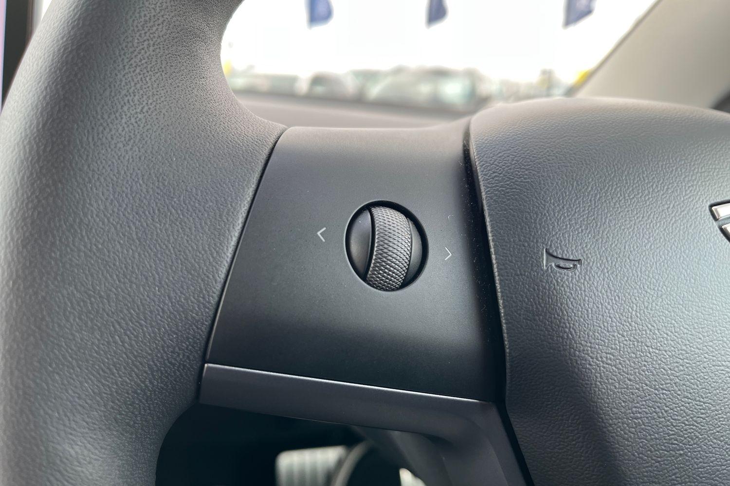 TESLA Model 3 Photo 35