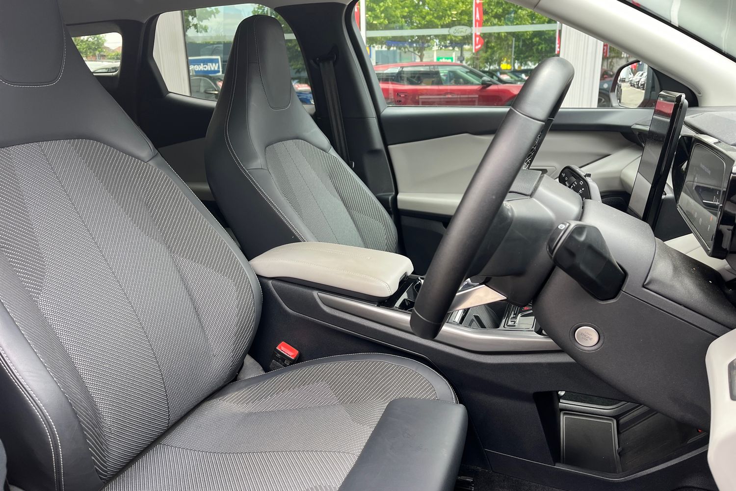 Ford EXPLORER Photo 16