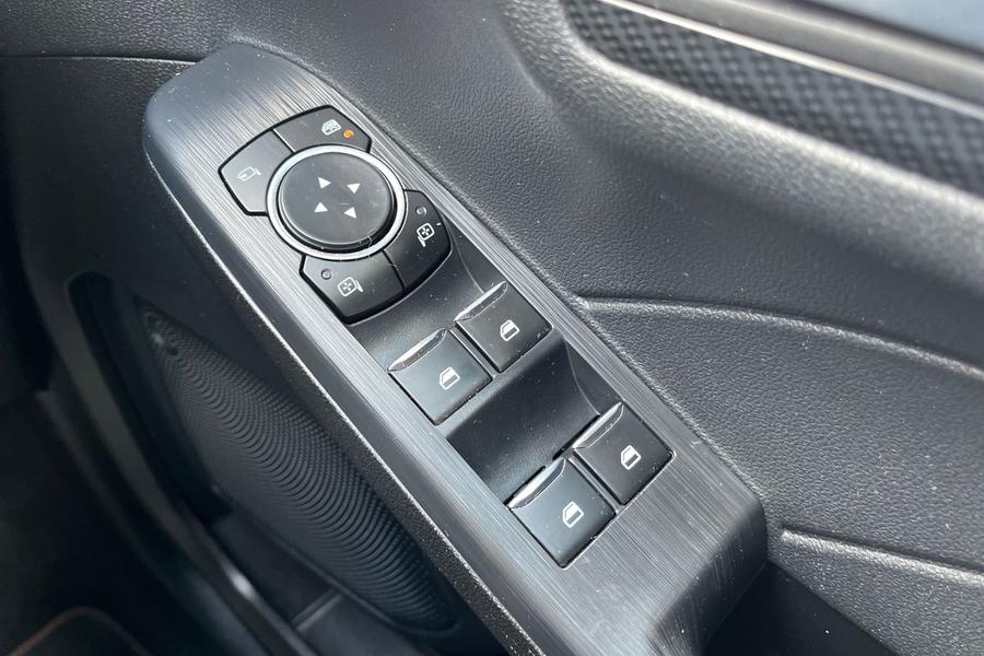 Ford KUGA Photo autoimg-c2c42acb842cbf4b8f4c0dc933dd01facf758145.jpg