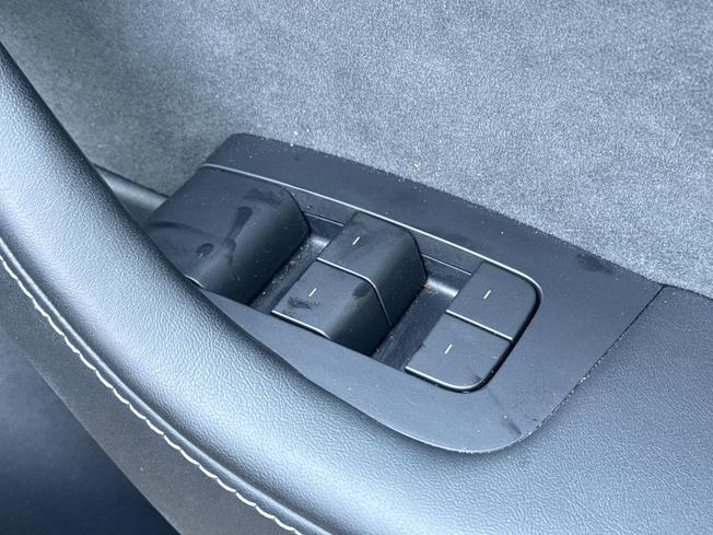 TESLA Model 3 Photo 46