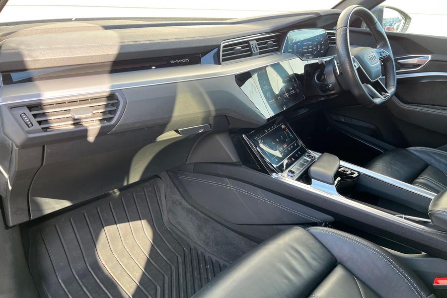 Audi E-TRON Photo autoimg-c3029bff0c5f6b97b3d1fc14c4daecfc2d9b5403.jpg