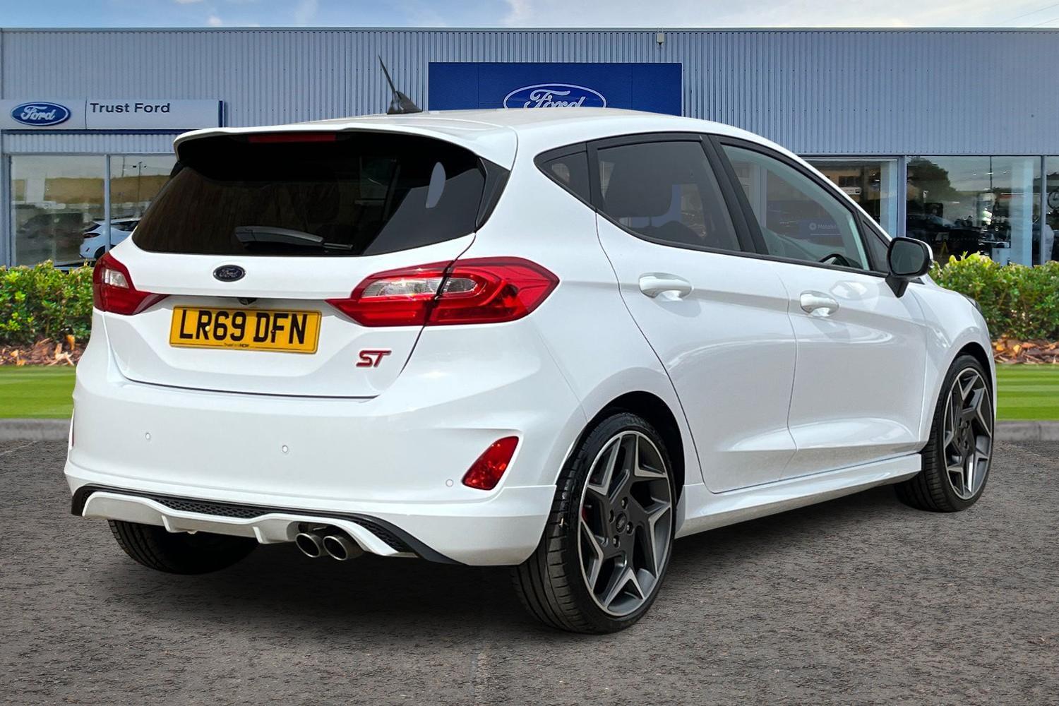 Ford FIESTA Photo 3