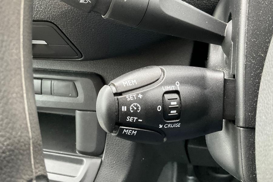 Vauxhall VIVARO LIFE Photo autoimg-c31c6fd9a2a1aa4ba6d822bb2a19cd0d457fa565.jpg