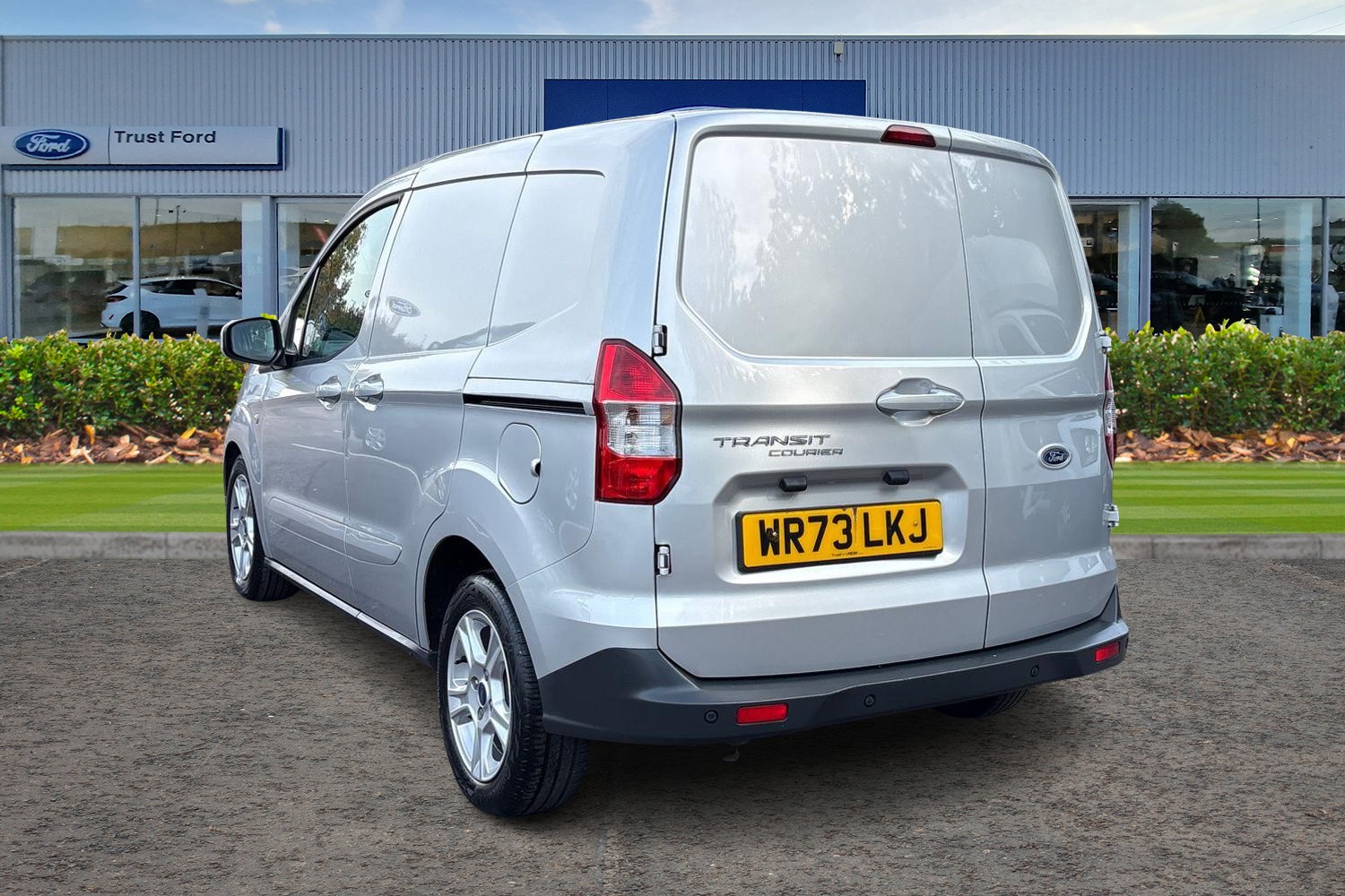 Ford TRANSIT COURIER Photo 1