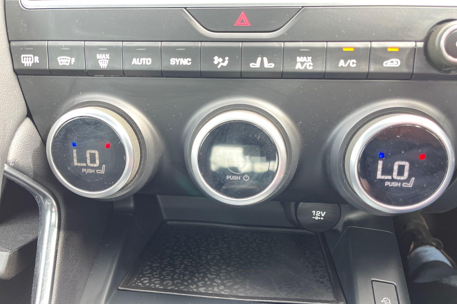 Jaguar E-PACE Photo 23