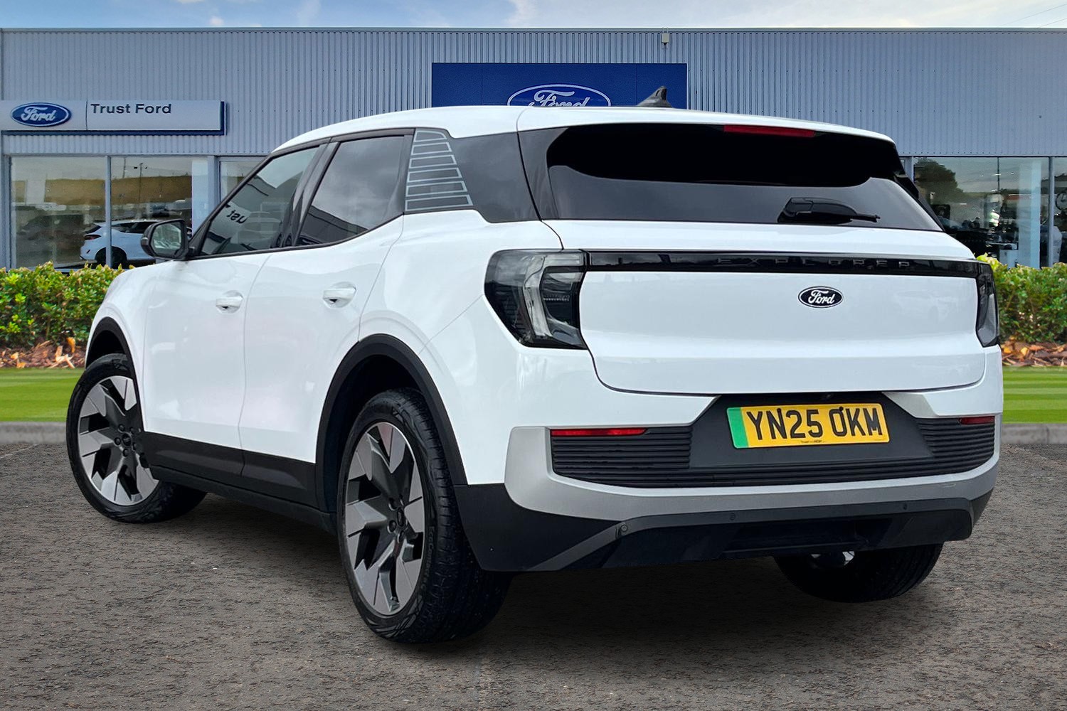 Ford Explorer Photo 1