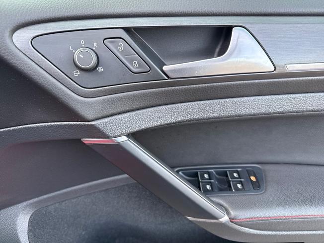 VOLKSWAGEN Golf Photo 29
