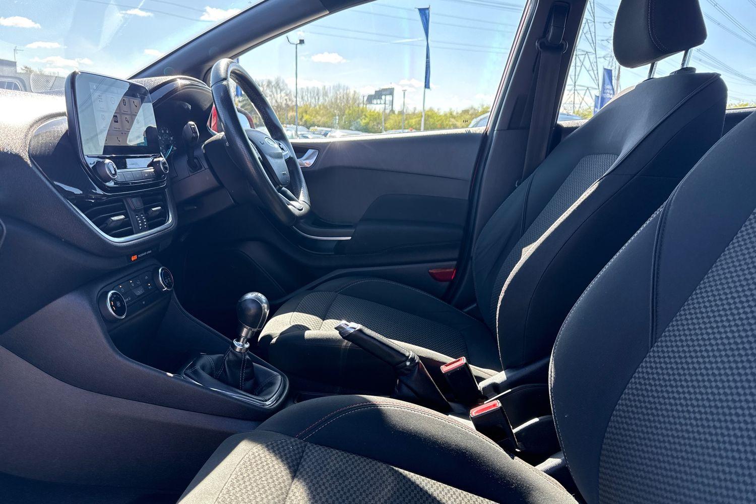 Ford FIESTA Photo 18