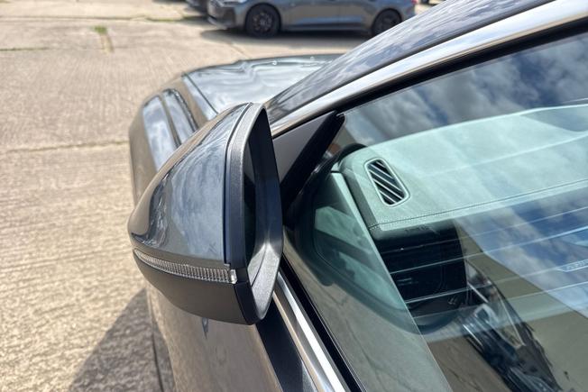 AUDI Q8 Photo 32