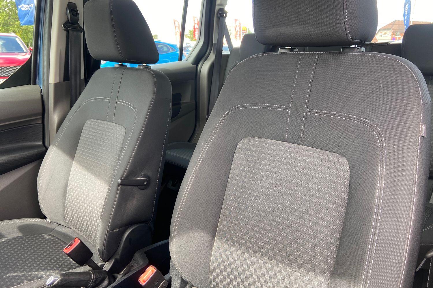Ford TOURNEO CONNECT Photo 18