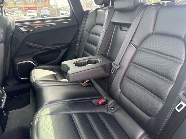 PORSCHE Macan Photo 44