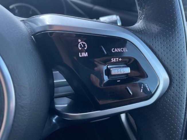 Jaguar E-PACE Photo 17