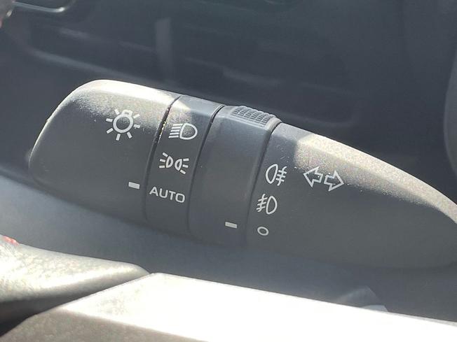 TOYOTA Yaris Photo 32