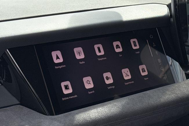Audi Q6 e-tron Photo 24